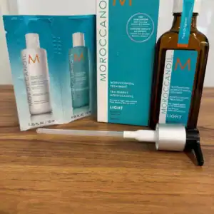 Moroccanoil Treatment Light 100ml + A free Sample Color Care = Shampoo 10ml+ Conditioner 10ml
